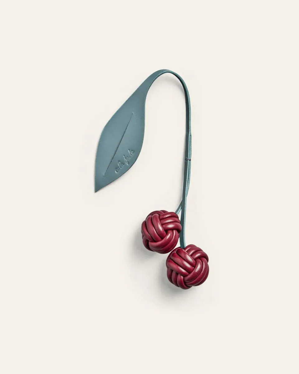 Calajade Sailor Cherry veskeanheng Storm Blue/Rumba Red skinn