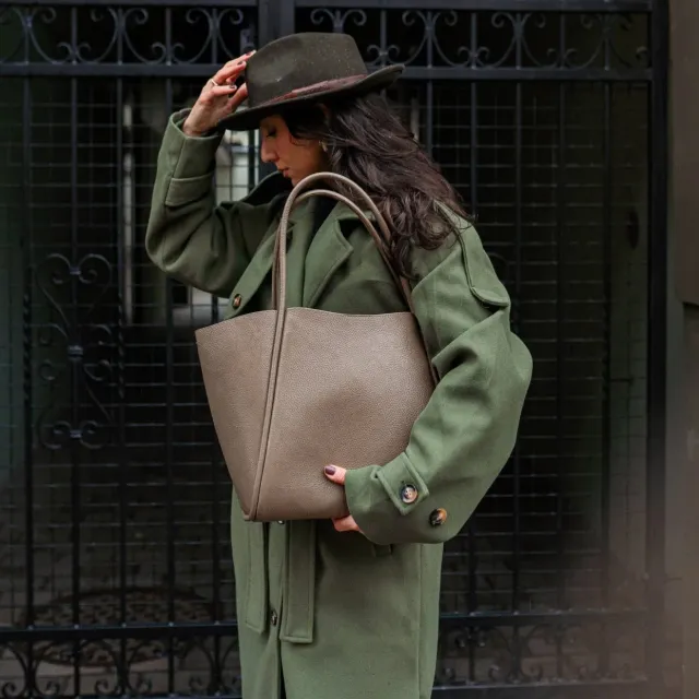 Latalia Florence XL shopper skinnveske taupe laptop