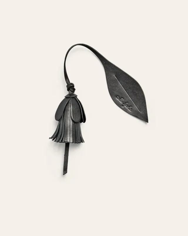 Calajade Bloom charm svart blomst skinn