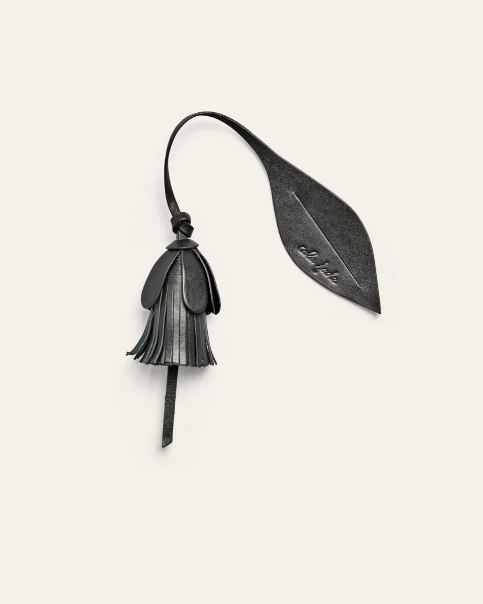 Calajade Bloom charm svart blomst skinn