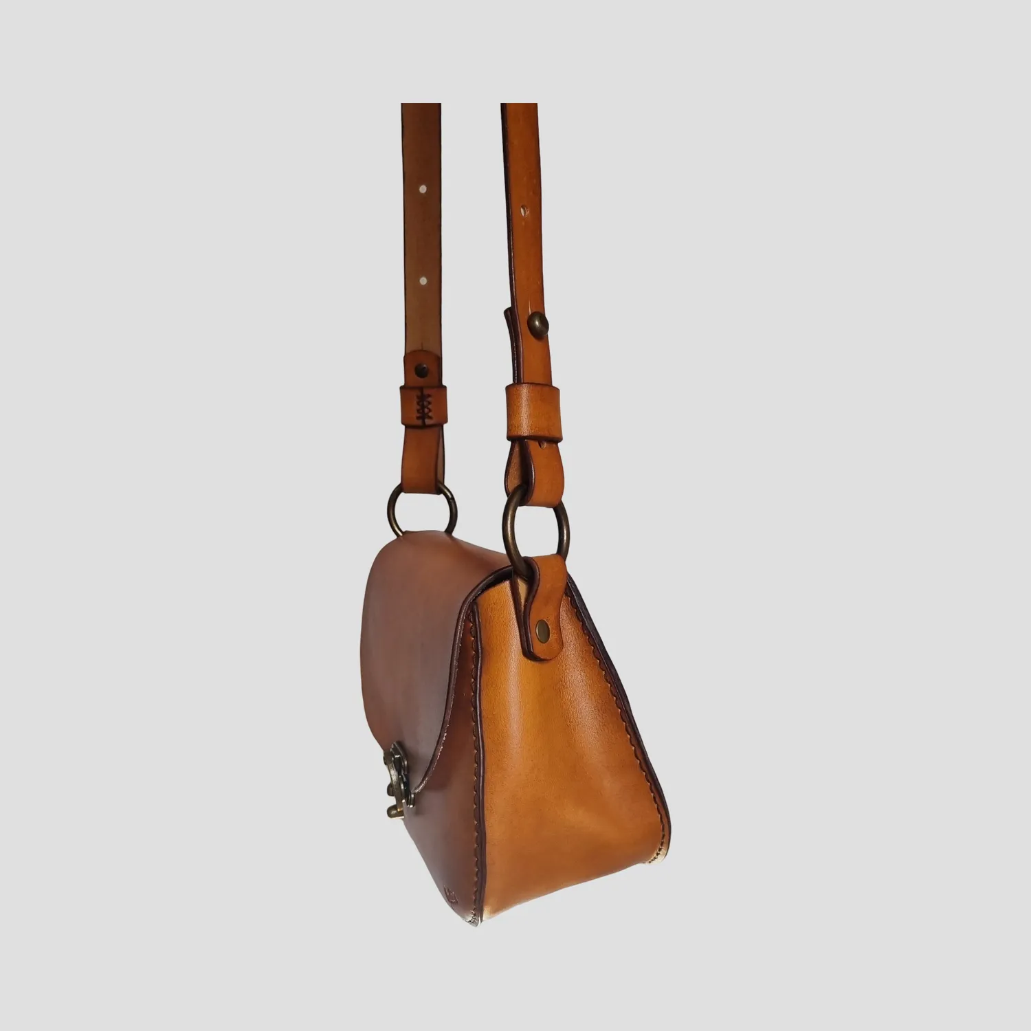 Julia Stray Liten rund lærveske 20x16x9 tan