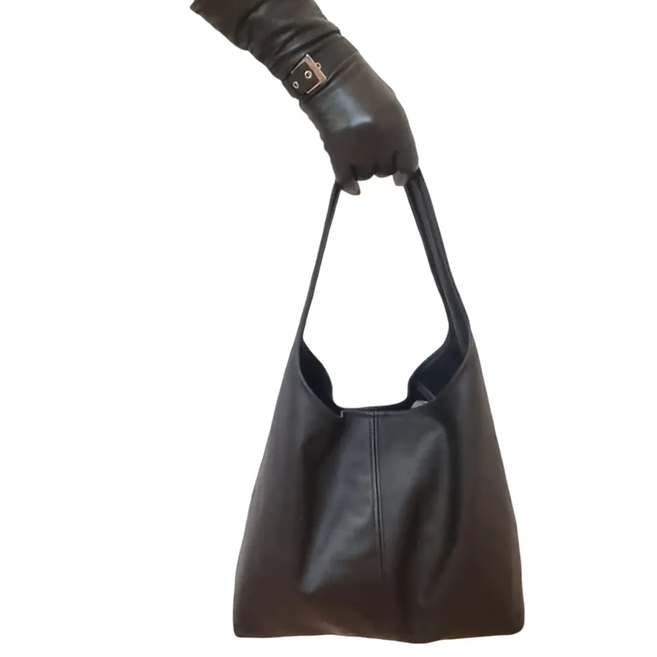 Julia Stray Enkel skinnveske 40x30 sort