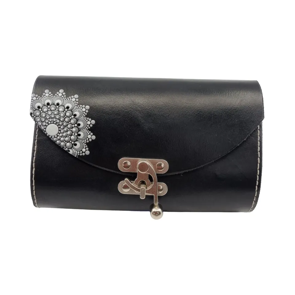 Julia Stray clutch lær mandala sort 23x13 cm Unika
