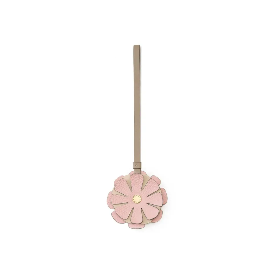 Bonaventura Flower charm krympeskinn Sakura Pink Greige anheng