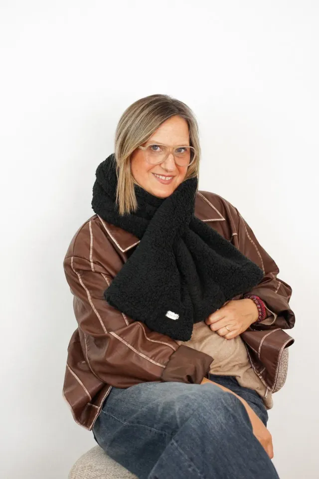 De La Mur Kiesa hals teddy sort 28x119 cm