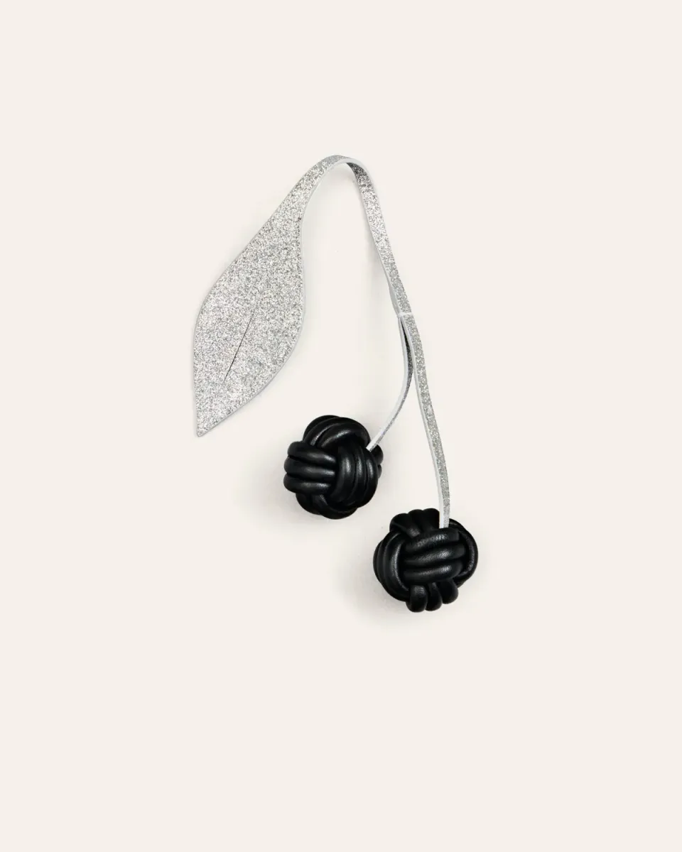 Calajade Sailor Cherry veskeanheng Sparkling Silver/Black skinn